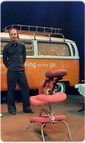 op deze foto zien we de verantwoordelijke van massages voor bedrijven, Steven Huyge, op een evenement waar stoelmassages gegeven werden