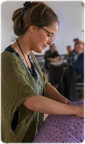 op deze foto zien we collega masseuse Griet Paepe een stoelmassage geven op een evenement