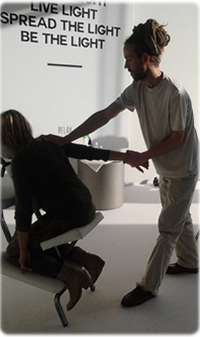 op deze foto zien we collega masseur Matthias Mareen tijdens een opdracht een stoelmassage geven