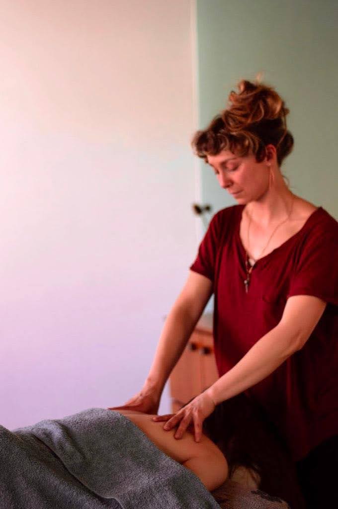 op deze foto zien we collega masseuse Charlotte Roose een massage geven op een massagetafel in haar praktijk